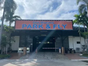 ป้าย Don Mueang Park & Fly ทางเข้า ที่จอดรถสนามบินดอนเมือง