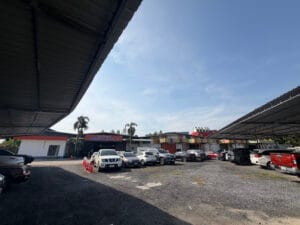 ที่จอดรถใกล้สนามบินดอนเมือง Don Mueang Park & Fly มีทั้งที่จอดในร่มและกลางแจ้ง พื้นที่กว้างขวาง รองรับรถจำนวนมาก