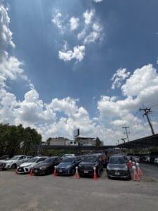 ที่จอดรถใกล้สนามบินดอนเมือง Don Mueang Park & Fly ลานจอดรถกว้างขวาง รองรับรถหลายคัน เดินทางสะดวก