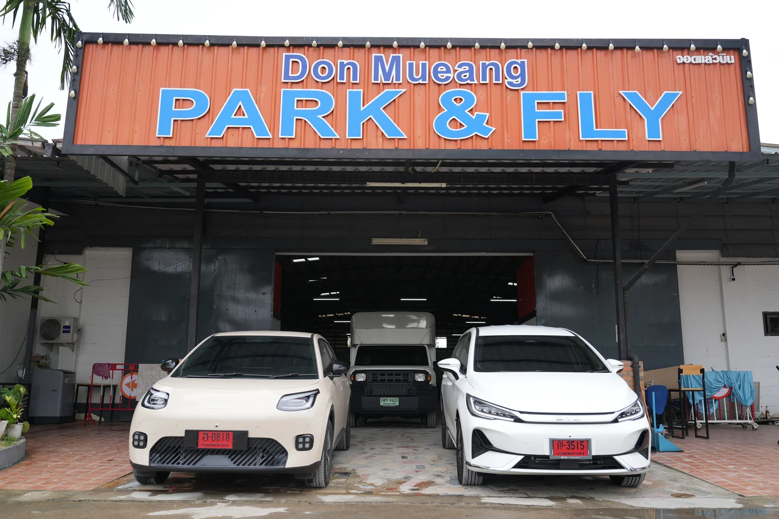 รถเช่าไฟฟ้า AION และ BYD หน้า Don Mueang Park & Fly