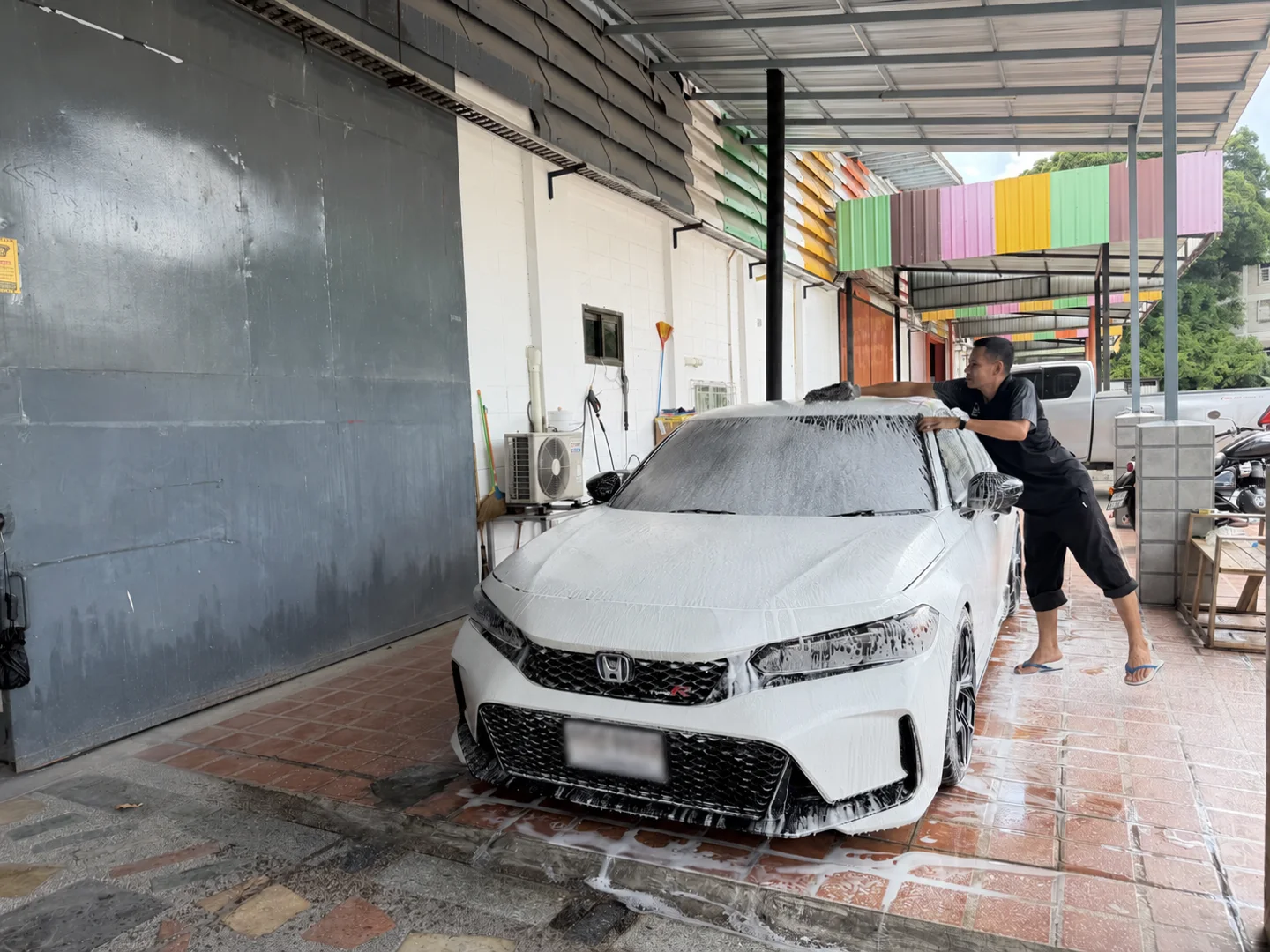 พนักงานล้างรถด้วยโฟมที่ DMK Car Wash ภายใน Park & Fly ซอยวิภาวดีรังสิต 80/1